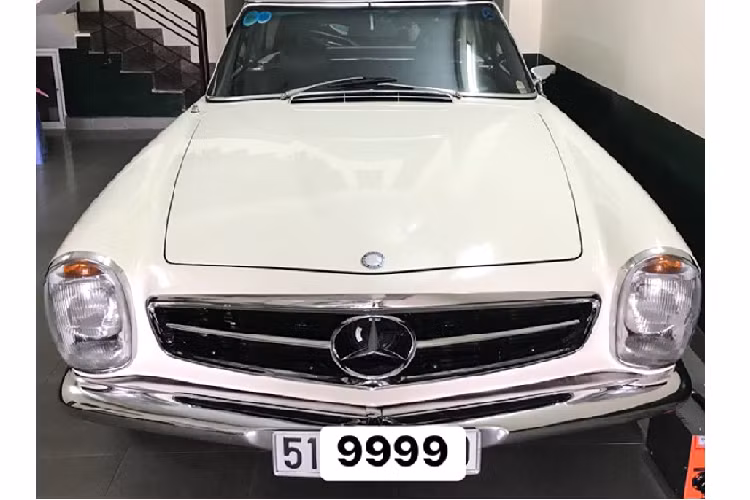 Theo tìm hiểu, chiếc Mercedes-Benz SL280 cổ điển thế hệ thứ 2 này được sở hữu bởi một người chơi xe sinh sống tại TP. HCM. Sau thời gian gần 50 năm kể từ khi được sản xuất, SL 280 vẫn giữ được vẻ đẹp sang trọng, đẳng cấp.