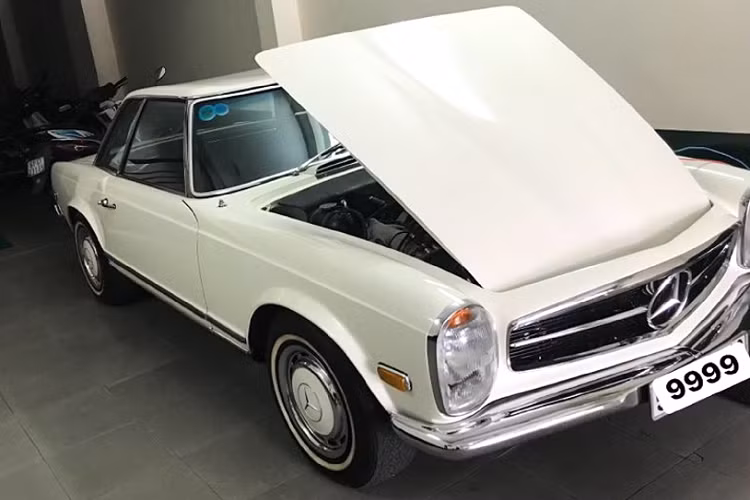 Trên thực tế, hầu hết các mẫu xe cổ điển luôn được các chủ nhân giữ gìn và phục chế cẩn thận để duy trì vẻ đẹp nguyên bản, vì đa số người chơi xe cổ là người có gu thẩm mỹ cao và cực kỳ khó tính. Chắc chắn chủ xe là người có một tình yêu đặc biệt dành cho thương hiệu “Ngôi sao ba cánh”.