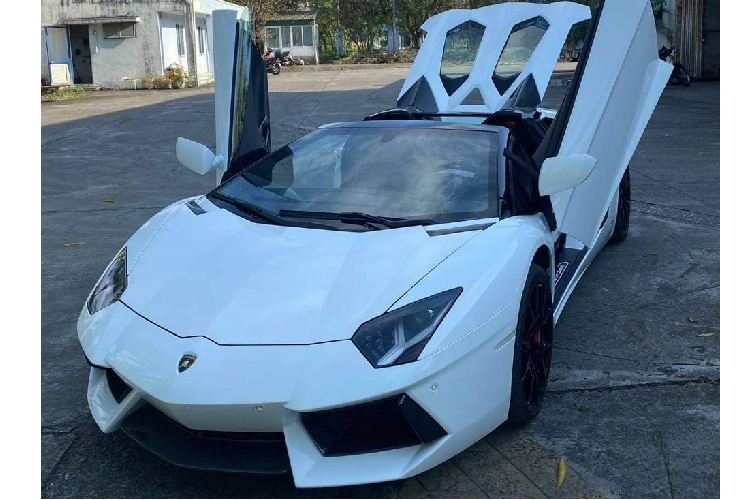 Như vậy, tính đến thời điểm hiện tại, các doanh nhân Bình Phước đã sở hữu hơn 4 chiếc siêu xe và phân nửa trong số này là dòng xe mui trần. Trước Lamborghini Aventador LP700-4 Roadster, các doanh nhân Bình Phước đã sở hữu đến 2 chiếc Ferrari 488 Spider nhưng hiện đã bán lại. Ngoài ra, còn có một chiếc siêu xe Audi R8 V10 Plus mang biển Bình Phước.