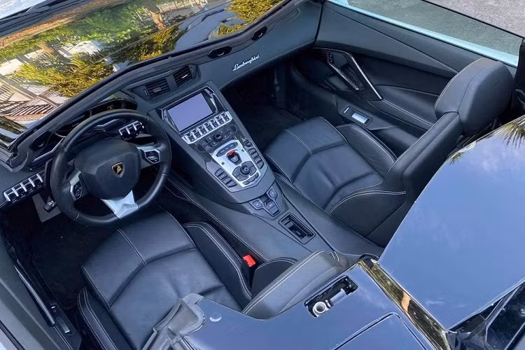 Giá xe Lamborghini Aventador LP700-4 mui trần tại Việt Nam theo công bố của Bộ Tài Chính sau trước bạ là trên 37 tỷ đồng, nhưng con số thực tế giao dịch hiện thấp hơn rất nhiều. Lamborghini Aventador LP700-4 Roadster sử dụng động cơ V12, dung tích 6.5 lít, sản sinh công suất tối đa 700 mã lực tại vòng tua máy 8.250 vòng/phút và mô-men xoắn cực đại 690 Nm tại vòng tua máy 5.500 vòng/phút.