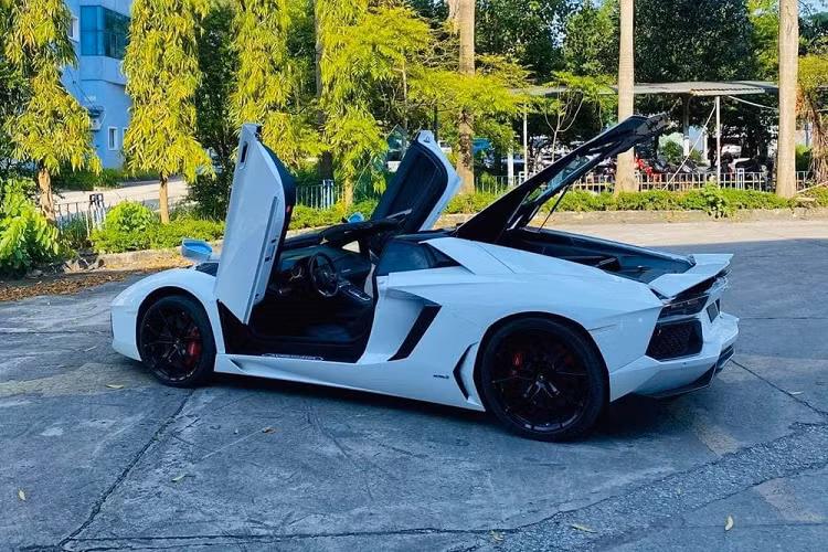 Chiếc siêu xe mui trần Lamborghini Aventador LP700-4 Roadster mới bị bắt gặp vào tối qua ở huyện Chơn Thành, tỉnh Bình Phước. Đây là 1 trong 4 chiếc siêu xe Lamborghini Aventador LP700-4 Roadster đang có mặt tại Việt Nam nhưng lại là chiếc đầu tiên về định cư ở tỉnh Bình Phước.
