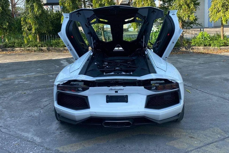 Sức mạnh được truyền tới cả bốn bánh thông qua hộp số tự động 7 cấp ISR, nhờ đó, siêu xe mui trần như Lamborghini Aventador LP700-4 Roadster có thể tăng tốc từ vị trí xuất phát lên 100 km/h trong thời gian 2,9 giây trước khi đạt vận tốc tối đa 349 km/h.