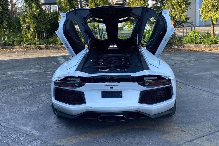 Sức mạnh được truyền tới cả bốn bánh thông qua hộp số tự động 7 cấp ISR, nhờ đó, siêu xe mui trần như Lamborghini Aventador LP700-4 Roadster có thể tăng tốc từ vị trí xuất phát lên 100 km/h trong thời gian 2,9 giây trước khi đạt vận tốc tối đa 349 km/h.