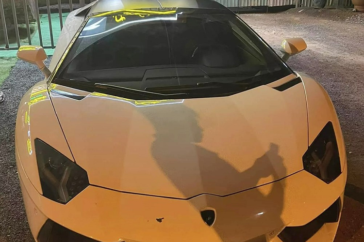 Trong số hơn 18 chiếc siêu xe Lamborghini Aventador đang lăn bánh tại dải đất hình chữ S hiện nay, có đến 4 chiếc xe thuộc phiên bản Lamborghini Aventador LP700-4 Roadster với mui xe bằng carbon, được chia thành 2 mảnh riêng biệt và mỗi mui chỉ nặng 6 kg. Hiện Aventador LP700-4 Roadster chính là phiên bản siêu xe mui trần nhiều nhất của hãng Lamborghini đang có mặt tại Việt Nam.