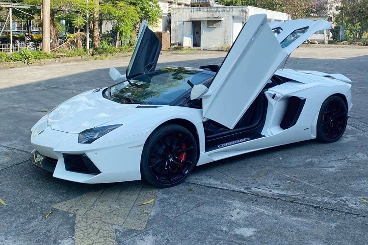Siêu xe Lamborghini Aventador LP700-4 mui trần có 3 chế độ chạy được tích hợp hẳn trên vô lăng của xe bao gồm Strada-đường phố, Sport-thể thao và cuối cùng là Corsa-đường đua.