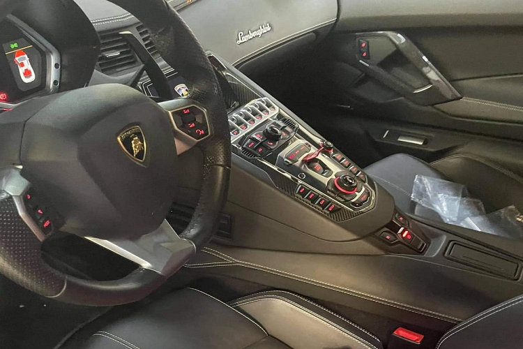 Khá thú vị là gần 1 tháng nay, một chiếc siêu xe mui trần Lamborghini Aventador LP700-4 Roadster đã về "làm dâu" ở tỉnh Bình Phước nhưng hình ảnh của xe được chia sẻ rất hạn chế. Chủ nhân của chiếc siêu xe mui trần này theo giới thạo tin là một người chơi cây kiểng. Nhưng vào tối hôm qua, hình ảnh về chiếc xe đã được hé lộ trên mạng xã hội.