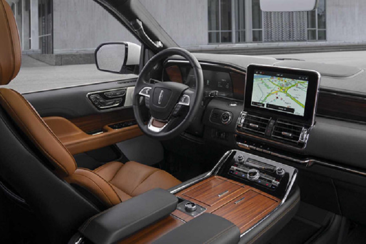 Xe được trang bị hệ thống đèn LED toàn bộ và la-zăng kích cỡ 22 inch.