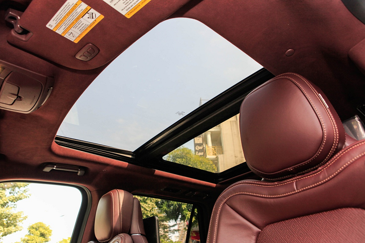 Xe sử dụng hệ thống thông tin giải trí SYNC3 quen thuộc của Ford, được trang bị dàn loa Revel Ultima. Hàng ghế thứ 2 cũng có màn hình riêng.