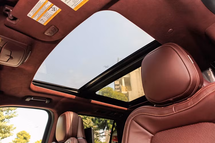 Xe sử dụng hệ thống thông tin giải trí SYNC3 quen thuộc của Ford, được trang bị dàn loa Revel Ultima. Hàng ghế thứ 2 cũng có màn hình riêng.