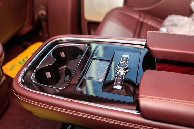 Khoang cabin của Navigator L Black Label rộng rãi, tầm bao quát lớn. Cả 3 hàng ghế đều có khoảng để chân và không gian trên đầu thoải mái với người trưởng thành. Hàng ghế thứ 2 và 3 có thể gập phẳng, đáp ứng tốt nhu cầu chở nhiều hành lý.