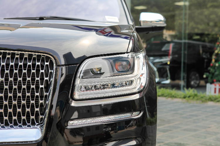 Mẫu xe SUV Navigator L Black Label 2021 là phiên bản cao cấp nhất của mẫu SUV full-size do Lincoln, thương hiệu hạng sang trực thuộc Ford, sản xuất. Chiếc Navigator có ngoại hình cao lớn, vuông vức và hầm hố đậm chất xe Mỹ. Thiết kế cũng là một trong những điểm khiến xe khác biệt với đa số SUV hạng sang phổ biến tại Việt Nam.