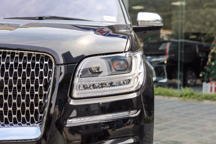 Mẫu xe SUV Navigator L Black Label 2021 là phiên bản cao cấp nhất của mẫu SUV full-size do Lincoln, thương hiệu hạng sang trực thuộc Ford, sản xuất. Chiếc Navigator có ngoại hình cao lớn, vuông vức và hầm hố đậm chất xe Mỹ. Thiết kế cũng là một trong những điểm khiến xe khác biệt với đa số SUV hạng sang phổ biến tại Việt Nam.