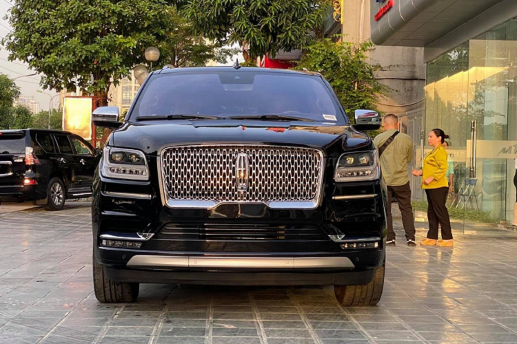 Lincoln Navigator L Black Label 2021 sử dụng động cơ EcoBoost V6 3.5L, công suất 450 mã lực, mô-men xoắn 691 Nm, hộp số 10 AT và hệ dẫn động 4 bánh toàn thời gian. Xe được chào giá hơn 8 tỷ đồng ở một đại lý tư nhân tại 88 Tố Hữu, Hà Nội. Mức giá xe Lincoln Navigator 2021 tương đương Lexus LX570 và cao hơn đáng kể Mercedes-Benz GLS 450 4Matic phân phối chính hãng 
