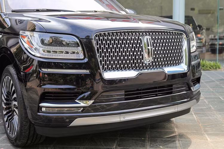 Các tiện nghi được trang bị không thua kém những đối thủ cùng phân khúc như ghế trước chỉnh điện đa hướng, nhớ vị trí, tích hợp tính năng làm mát và massage, cửa sổ trời toàn cảnh, bảng đồng hồ kỹ thuật số, màn hình giải trí trung tâm 12 inch...