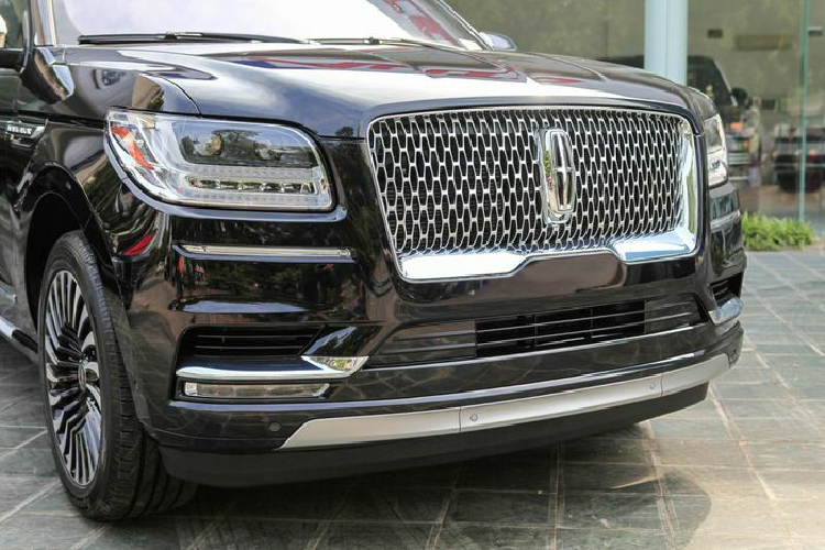 Lincoln Navigator L Black Label 2021 có các thông số dài rộng cao tương ứng 5.636 x 2.029 x 1.935 (mm). Là phiên bản trục cơ sở kéo dài, vì vậy xe có chiều dài cơ sở 3.343 mm, dài hơn bản tiêu chuẩn 302 mm. 