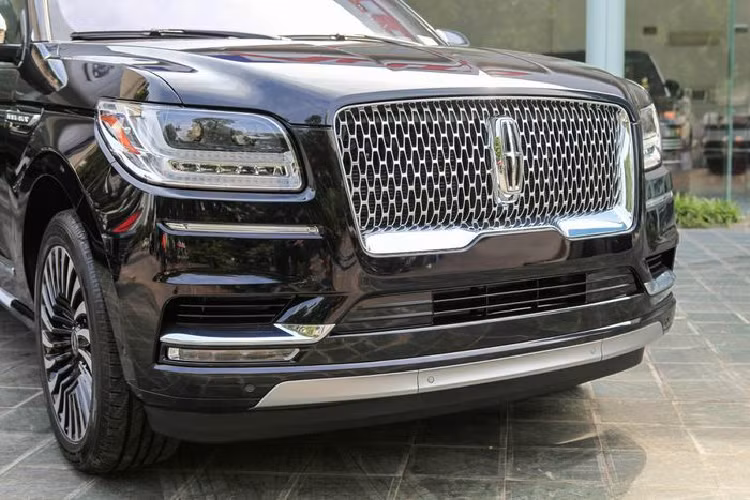 Lincoln Navigator L Black Label 2021 có các thông số dài rộng cao tương ứng 5.636 x 2.029 x 1.935 (mm). Là phiên bản trục cơ sở kéo dài, vì vậy xe có chiều dài cơ sở 3.343 mm, dài hơn bản tiêu chuẩn 302 mm. 