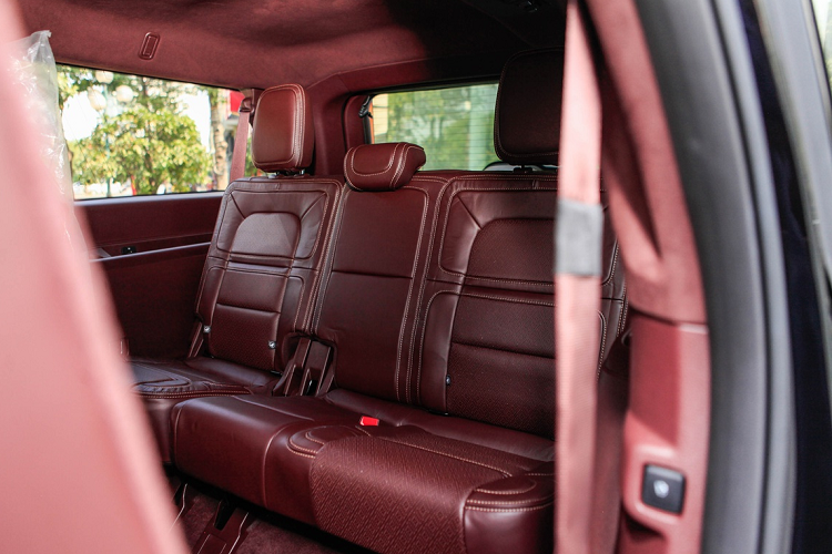 Lincoln Navigator L Black Label sở hữu nội thất sang trọng, sử dụng nhiều vật liệu cao cấp (da, gỗ) và các chi tiết ốp, viền crôm được hoàn thiện tỉ mỉ. Xe có nhiều vị trí để đồ ở cả 3 hàng ghế và tất cả đều có không gian và sức chứa lớn. 