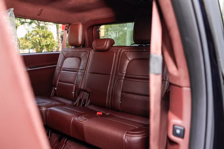 Lincoln Navigator L Black Label sở hữu nội thất sang trọng, sử dụng nhiều vật liệu cao cấp (da, gỗ) và các chi tiết ốp, viền crôm được hoàn thiện tỉ mỉ. Xe có nhiều vị trí để đồ ở cả 3 hàng ghế và tất cả đều có không gian và sức chứa lớn. 