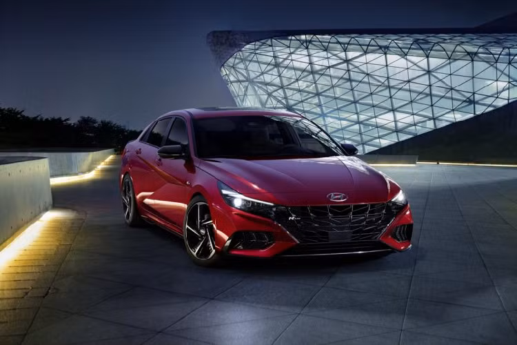 Ở phiên bản N Line, Hyundai Elantra thể thao được trang bị động cơ bốn xi-lanh, dung tích 1,6 lít tăng áp, có thể tạo ra công suất cực đại 201 mã lực và mô-men xoắn cực đại 261 Nm. Sức mạnh từ động cơ được truyền đến bánh trước qua hộp số sàn 6 cấp hoặc tùy chọn hộp số ly hợp kép 7 cấp. Thông số về khả năng vận hành của xe hiện chưa được hãng công bố.