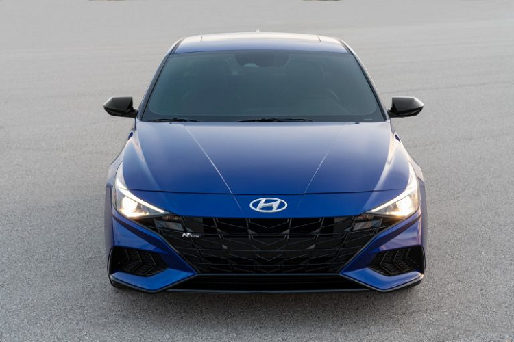 “Dòng xe Elantra mới, với các biến thể N Line và hybrid sẽ đáp ứng nhiều đối tượng khách hàng hơn,” Thomas Schemera, Phó Chủ tịch Điều hành, Trưởng Bộ phận Sản phẩm của Hyundai Motor Group, cho biết.