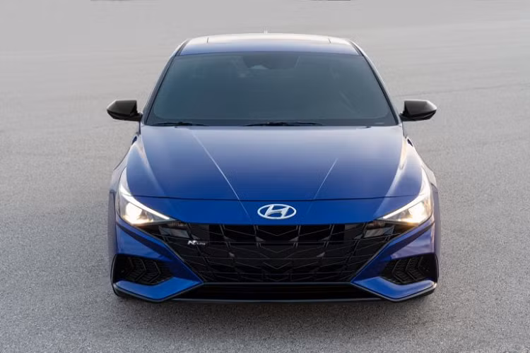 “Dòng xe Elantra mới, với các biến thể N Line và hybrid sẽ đáp ứng nhiều đối tượng khách hàng hơn,” Thomas Schemera, Phó Chủ tịch Điều hành, Trưởng Bộ phận Sản phẩm của Hyundai Motor Group, cho biết.