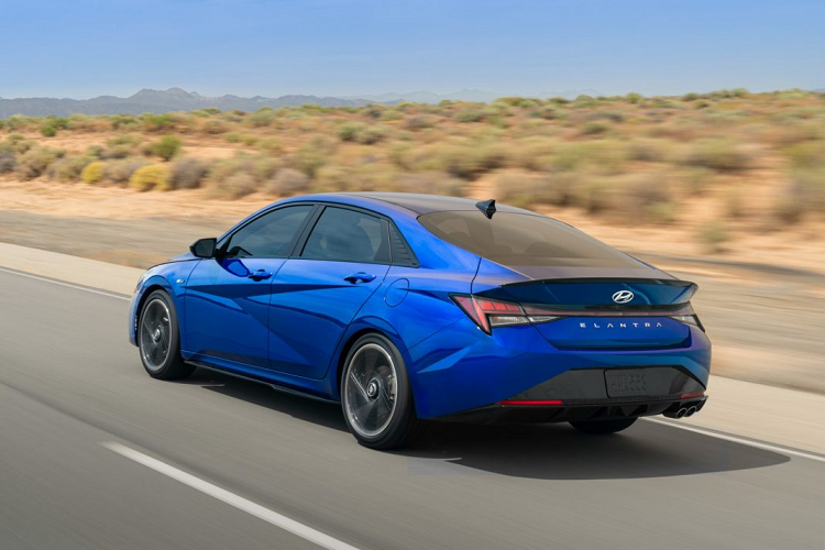 Để mang đến chiếc sedan này cảm giác lái của những chiếc xe đua, Hyundai đã trang bị hệ thống lựa chọn chế độ lái thông qua lẫy chuyển số đặt sau vô-lăng. Với việc chuyển đổi sang những chế độ lái khác nhau, sự phản hồi của động cơ, phanh, hệ thống treo,… được thay đổi, từ đó mang đến cảm giác thể thao hoặc thoải mái tùy thuộc vào yêu cầu của người lái.