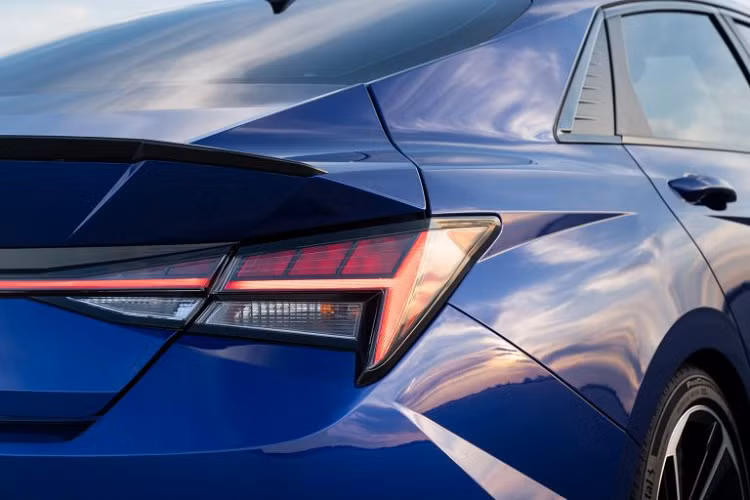 Phiên bản hiệu năng cao này của Elantra được trang bị nhiều công nghệ hỗ trợ người lái, điển hình như hệ thống tránh va chạm phía trước (FCA), hỗ trợ giữ làn đường (LKA), hỗ trợ đèn pha (HBA), cảnh báo người lái (DAW),… Mẫu xe này cũng sở hữu các công nghệ kết nối như Apple CarPlay và Android Auto, chìa khóa điện tử,…