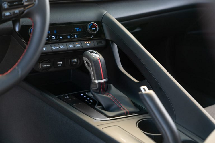 Mẫu xe hybrid này được trang bị động cơ GDI 1,6 lít, kết hợp cùng mô-tơ điện có công suất cực đại 32 kW, cấp năng lượng bởi viên pin li-ion polymer 1,32 kWh. Tổng công suất của Elantra Hybrid 2021 sẽ ở vào mức 139 mã lực và mô-men xoắn cực đại 264 Nm.