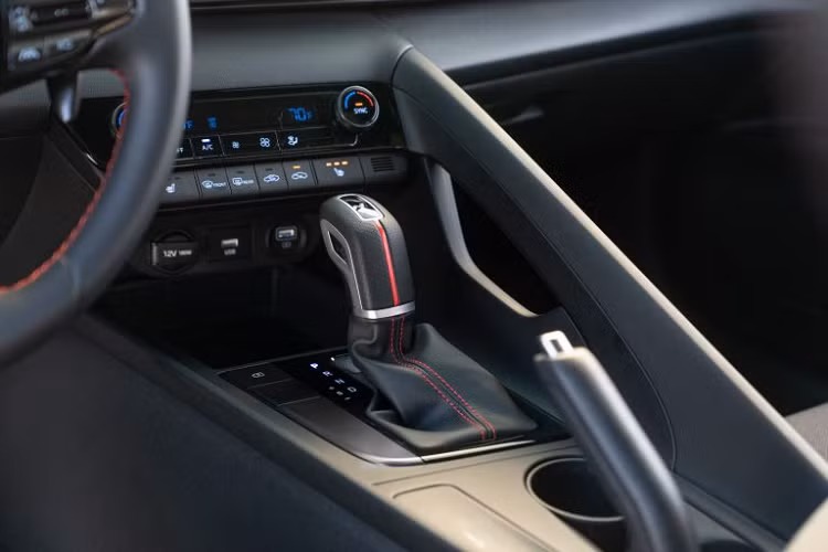 Mẫu xe hybrid này được trang bị động cơ GDI 1,6 lít, kết hợp cùng mô-tơ điện có công suất cực đại 32 kW, cấp năng lượng bởi viên pin li-ion polymer 1,32 kWh. Tổng công suất của Elantra Hybrid 2021 sẽ ở vào mức 139 mã lực và mô-men xoắn cực đại 264 Nm.