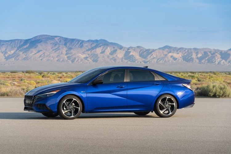 Theo đại diện Hyundai cho hay, “Phiên bản N Line sẽ thu hút những khách hàng ưa chuộng kiểu dáng thể thao và cảm giác lái sảng khoái trong khi phiên bản hybrid sẽ thu hút những người thích hiệu suất cao. Sự mở rộng này cũng sẽ giúp củng cố vị trí của Elantra trong phân khúc sedan cỡ nhỏ.” Giá xe Hyundai Elantra N Line mới vẫn chưa công bố.