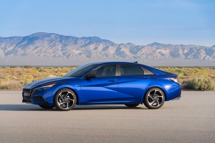 Theo đại diện Hyundai cho hay, “Phiên bản N Line sẽ thu hút những khách hàng ưa chuộng kiểu dáng thể thao và cảm giác lái sảng khoái trong khi phiên bản hybrid sẽ thu hút những người thích hiệu suất cao. Sự mở rộng này cũng sẽ giúp củng cố vị trí của Elantra trong phân khúc sedan cỡ nhỏ.” Giá xe Hyundai Elantra N Line mới vẫn chưa công bố.