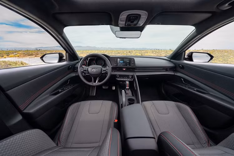Khoang lái của xe có thiết kế giống với Elantra tiêu chuẩn nhưng được N Line nâng cấp nhằm tạo vẻ thể thao hơn. Cụ thể, N Line đã thêm vào chức năng lựa chọn chế độ lái thông qua lẫy số. Ghế ngồi thể thao của xe do N Line cung cấp, được bọc da màu tương phản ở một số chi tiết, giống với vô-lăng của xe. Cần số và bàn đạp làm bằng nhôm.