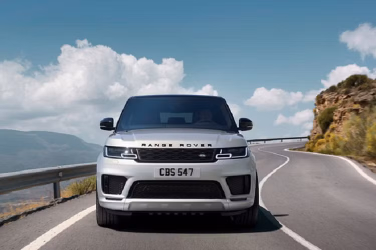 Tại Bắc Mỹ, Range Rover Sport 2021 mới nâng cấp quan trọng nhất là việc bổ sung phiên bản HSE Silver Edition và SVR Carbon Edition. Bản SVR Carbon Edition sở hữu màu sơn Shadow Atlas cho phần viền cản trước, thêm chi tiết trang trí cho phần hốc gió trên nắp capô, tay nắm cửa, chữ Range Rover trên capô và cửa cốp.