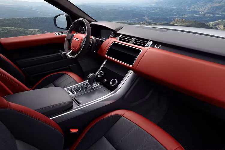 Các biến thể Autobiography có ghế trước chỉnh điện 22 hướng, ngoài ra thêm đèn nội thất, khu trung tâm rộng hơn có hốc làm mát hoặc có thể đặt thêm tủ lạnh nhỏ nếu muốn. Tất cả biến thể của dòng Range Rover Sport 2021 đều được trang bị hệ thống thông tin giải trí Touch Pro Duo, gồm 2 màn hình cảm ứng 10 inch tương thích Apple CarPlay và Android Auto. Ngoài ra, còn có thêm bảng đồng hồ đo sử dụng màn hình 12 inch và hiển thị trên kính lái.