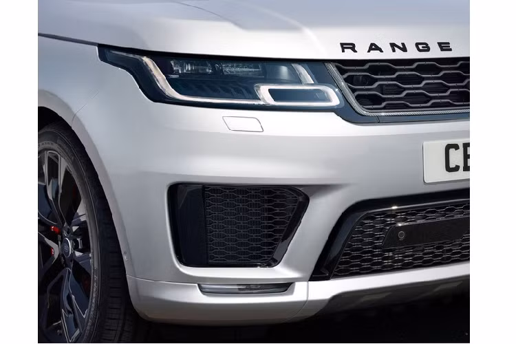 Range Rover Sport SVR Carbon Edition 2021 thêm chi tiết ốp sợi carbon cho nắp capô, viền xung quanh cản trước, lưới tản nhiệt, và khe gió. Xe được trang bị bộ mâm hợp kim 22 inch sơn đen bóng.