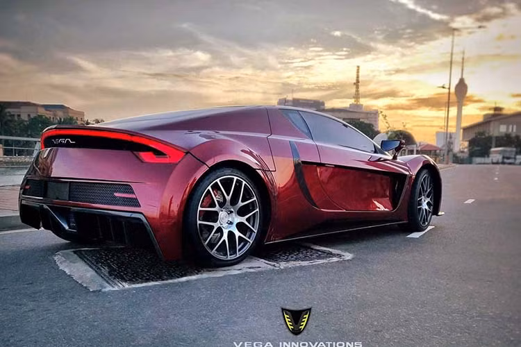 Hai mô-tơ điện này sử dụng chất lỏng từ pin lithium sắt phosphate tạo ra dòng điện 500V. Công ty cho biết EVX sẽ có khả năng tăng tốc 0-100 km/h trong 4 giây. Vào năm 2017, phiên bản thử nghiệm của EVX với diện mạo chưa hoàn thiện có thể tăng tốc 0-100 km/h trong 3,5 giây.