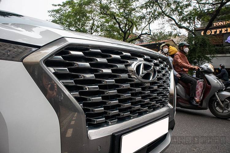 Bên trong khoang cabin, Hyundai Palisade hoàn toàn mới đặc trưng với nội thất được thiết kế cao cấp bao gồm ghế ngồi bọc da, bệ tỳ tay cỡ lớn, màn hình cảm ứng kích thước 10,25 inch trung tâm có hỗ trợ kết nối Android Auto/ Apple CarPlay. 