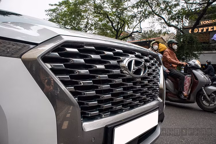 Bên trong khoang cabin, Hyundai Palisade hoàn toàn mới đặc trưng với nội thất được thiết kế cao cấp bao gồm ghế ngồi bọc da, bệ tỳ tay cỡ lớn, màn hình cảm ứng kích thước 10,25 inch trung tâm có hỗ trợ kết nối Android Auto/ Apple CarPlay. 