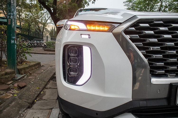 Bên sườn của Hyundai Palisade 2020 xuất hiện gương ngoại thất tích hợp đèn báo rẽ có thiết kế lạ mắt và bộ vành la-zăng hợp kim đa chấu cỡ lớn. Cụm đèn hậu LED được thiết kế nằm dọc với chi tiết kéo dài xuống cản va, ôm quanh đèn phản quang bên dưới và kết thúc ở chắn bùn sau, tạo cảm giác tương đồng với đầu xe.