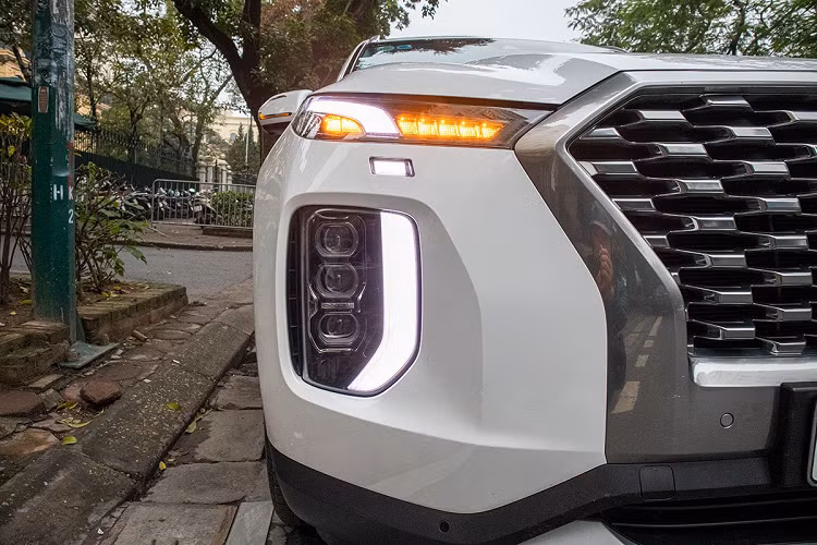 Bên sườn của Hyundai Palisade 2020 xuất hiện gương ngoại thất tích hợp đèn báo rẽ có thiết kế lạ mắt và bộ vành la-zăng hợp kim đa chấu cỡ lớn. Cụm đèn hậu LED được thiết kế nằm dọc với chi tiết kéo dài xuống cản va, ôm quanh đèn phản quang bên dưới và kết thúc ở chắn bùn sau, tạo cảm giác tương đồng với đầu xe.