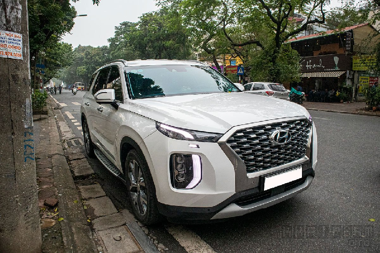 Theo giới thạo xe cho hay, hiện đã có không dưới 3 chiếc Hyundai Palisade 2020 mới ra biển và lăn bánh hợp pháp tại Việt Nam. Được biết, những chiếc Hyundai Palisade sẽ không được lắp ráp trong nước mà là sản phẩm nhập khẩu nguyên chiếc. Xe cũng không có sẵn mà chỉ về theo đơn đặt hàng từ phía các khách hàng yêu thích mẫu SUV Full-Size này.
