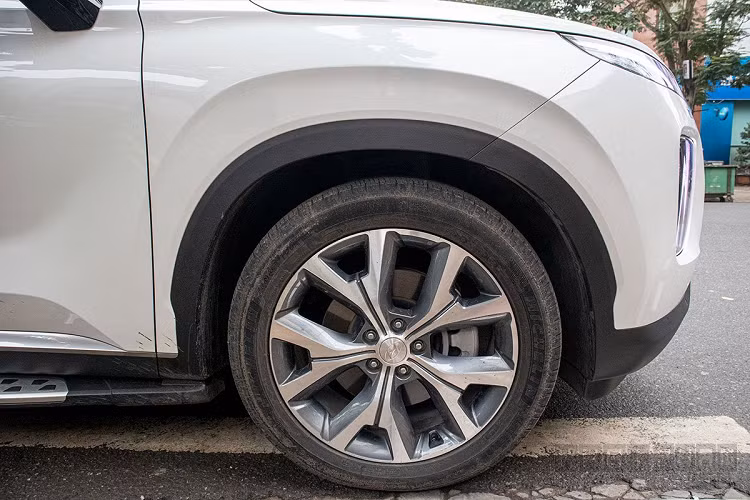 Các trang bị an toàn trên Hyundai Palisade 2020 như: cảnh báo va chạm trước (FCA) và phương tiện cắt ngang khi lùi xe (RCCA), cảnh báo người lái mất tập trung (DAW), đèn pha hỗ trợ chiếu xa - High Beam Assist (HBA). Ngoài ra, xe còn được trang bị hệ dẫn động 4 bánh toàn thời gian HTRAC đi với hệ thống kiểm soát đa địa hình, cùng 4 chế độ lái là Eco, Smart, Sport và Comfort...
