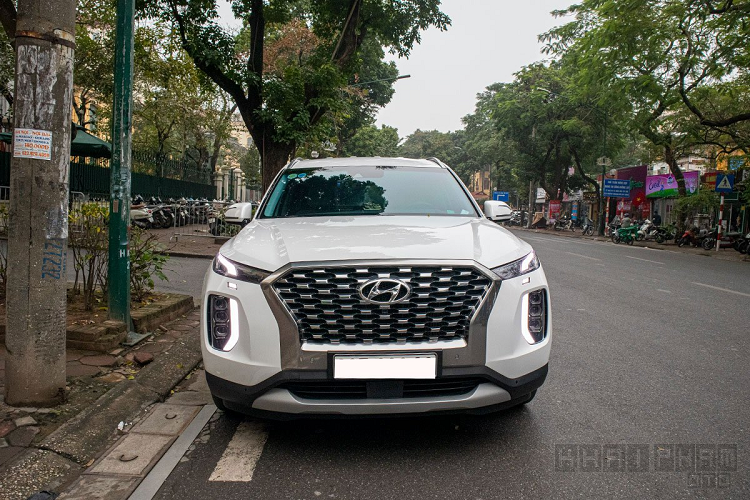 Hyundai Palisade 2020 mới sở hữu chiều dài 4.980 mm, rộng 1.976 mm, cao 1.750 mm và chiều dài cơ sở 2.900 mm. Xe sở hữu thiết kế ngoại thất khá ấn tượng với lưới tản nhiệt Cascading Grille cỡ lớn đi kèm viền mạ crôm dày dặn, tấm ốp bảo vệ gầm màu bạc và đèn LED định vị ban ngày nằm trên cụm đèn pha chính. 