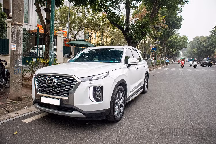 TC Motors vẫn chưa tổ chức sự kiện ra mắt chính thức cho Hyundai Palisade tại Việt Nam, mẫu xe mới chỉ chỉ xuất hiện tại một số đại lý dưới dạng trưng bày tạm. Tuy nhiên, mới đây trên đường phố Hà Nội bất ngờ xuất hiện một chiếc Palisade màu trắng đã mang biển số lăn bánh.