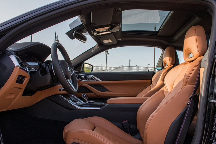 Phải nói những chi tiết kể trên đã giúp chiếc lưới tản nhiệt siêu to nhìn có vẻ hòa hợp tốt hơn với phần còn lại của 4-Series cũng như chủ đề Dark Edition tổng thể.