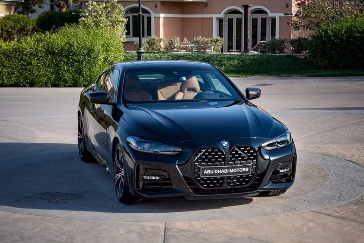  BMW 4-Series 2021 mới đã được ra mắt Các tiểu Vương quốc Ả rập Thống nhất vào tuần trước tại khách sạn 5 sao Ritz-Carlton Grand Canal ở Abu Dhabi. Chiếc xe hạng sang cỡ trung lộ diện với lưới tản nhiệt quả thận kép khổng lồ.