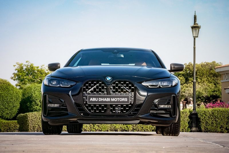 Về phiên bản BMW 4-Series Dark Edition mới, xe có sơn ngoại thất màu đen Sapphire Black và được trang bị gói M Sport của BMW, với đèn pha và các chi tiết trang trí bên ngoài thuộc BMW Individual Shadowline, kết hợp cùng gói M Carbon (nắp gương, các chi tiết cản trước, bộ khuếch tán sau và cánh lướt gió trên nắp cốp).