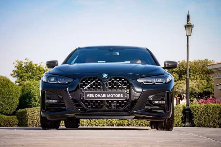 Về phiên bản BMW 4-Series Dark Edition mới, xe có sơn ngoại thất màu đen Sapphire Black và được trang bị gói M Sport của BMW, với đèn pha và các chi tiết trang trí bên ngoài thuộc BMW Individual Shadowline, kết hợp cùng gói M Carbon (nắp gương, các chi tiết cản trước, bộ khuếch tán sau và cánh lướt gió trên nắp cốp).