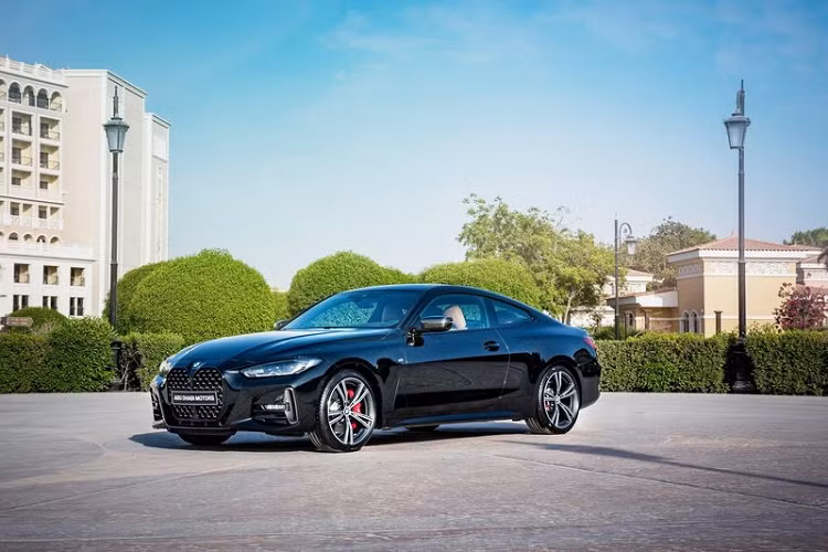 Kết hợp với hệ dẫn động cầu sau, BMW 430i có thể đạt vận tốc cực đại 250 km/h và cần 5,8 giây để tăng tốc từ 0 - 100 km/h. Giá xe BMW 4-Series Dark Edition mới hiện chưa được công bố chính thức.