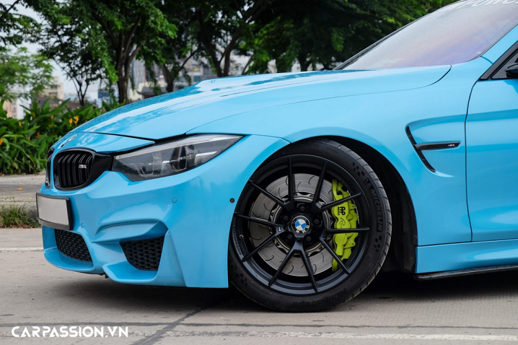 Nguyên bản, xe sở hữu lớp sơn vàng Austin Yellow vô cùng nổi bật, mới đây chủ nhân của xe đã quyết định “lột xác” ngoại thất bằng phương pháp dán decal. Thay cho lớp sơn “zin”, lớp áo mới trên xe là sự kết hợp của hai tông màu xanh dương đậm và nhạt, ứng dụng mẫu thiết kế chuyển màu trên thân xe đang “làm mưa làm gió” trên thế giới hiện nay.